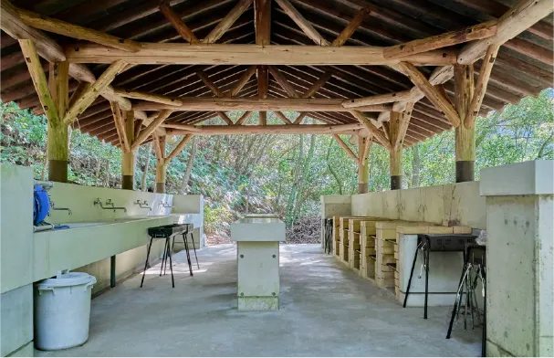 带氛围灯光的桑拿室内部