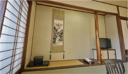 A view of a room with a tokonoma